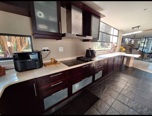 5 BEDROOM HOUSE TO LET IN UMHLANGA CENTRAL